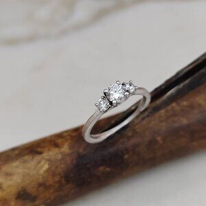 Engagement ring. 14K White gold ring with 0.53ct' Lab-Created diamonds.